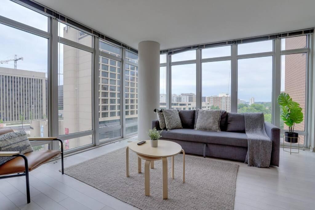 Wonderful 2Br Apartment At Crystal City アーリントン エクステリア 写真
