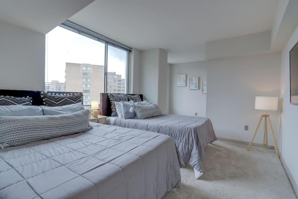 Wonderful 2Br Apartment At Crystal City アーリントン エクステリア 写真