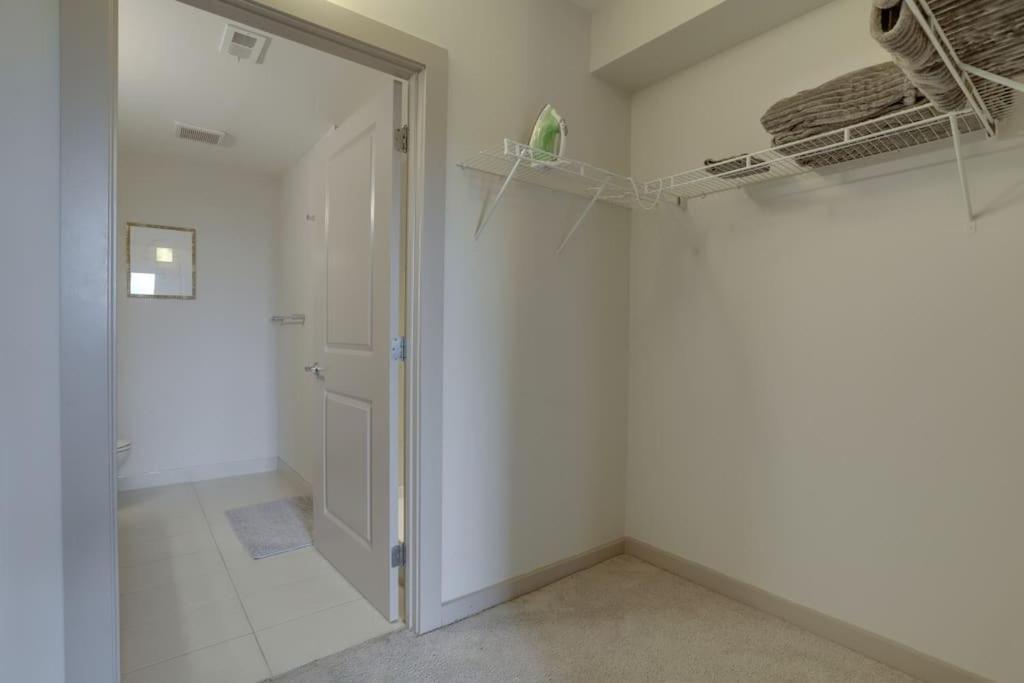 Wonderful 2Br Apartment At Crystal City アーリントン エクステリア 写真