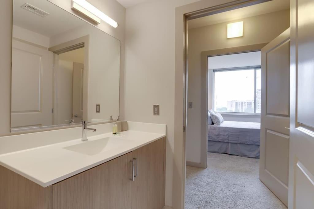 Wonderful 2Br Apartment At Crystal City アーリントン エクステリア 写真